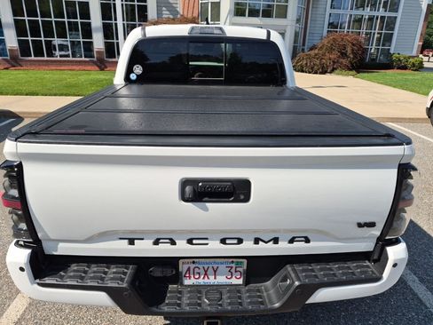 Used 2023 Toyota Tacoma TRD Sport w/ Technology Package AWD/4WD image 4