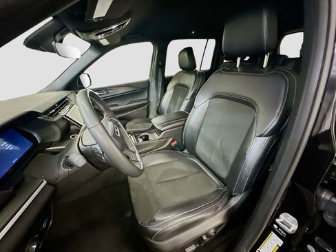 Used 2025 Jeep Grand Cherokee Altitude image 13