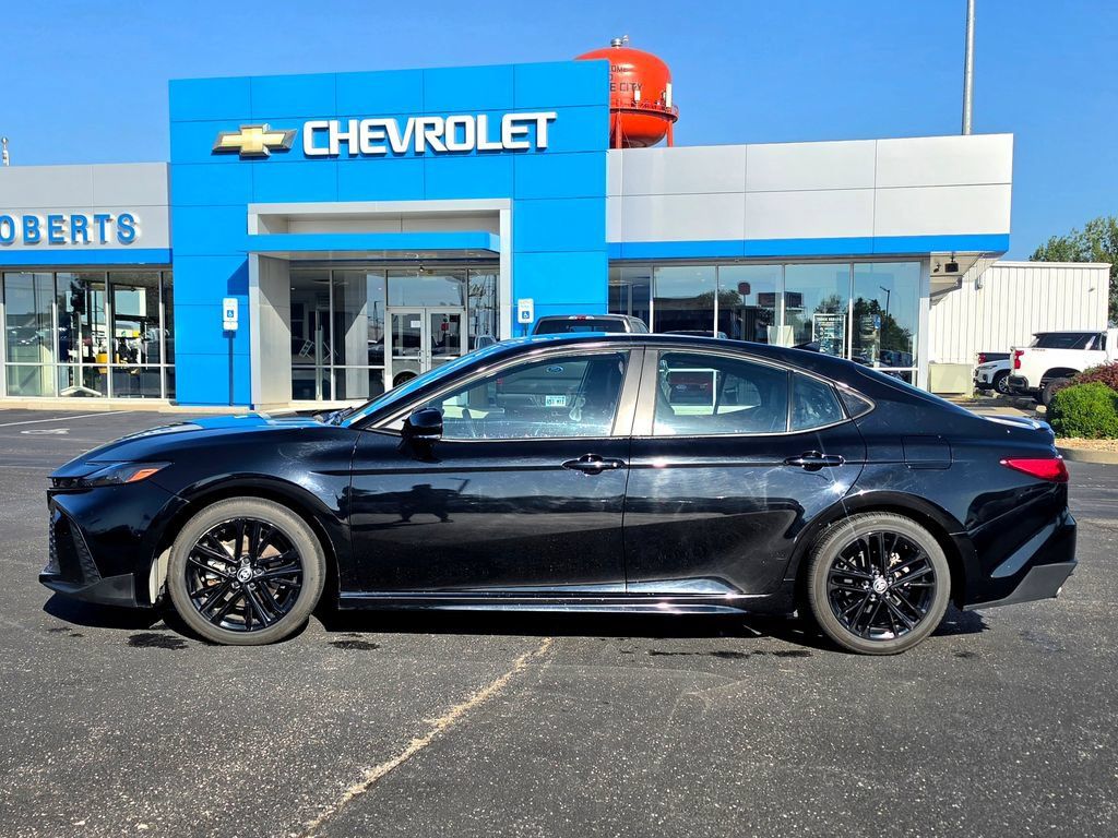 Used 2025 Toyota Camry SE FWD image 3