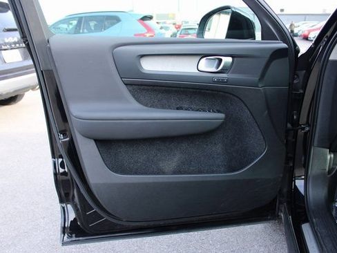 Used 2025 Volvo XC40 B5 Core image 10