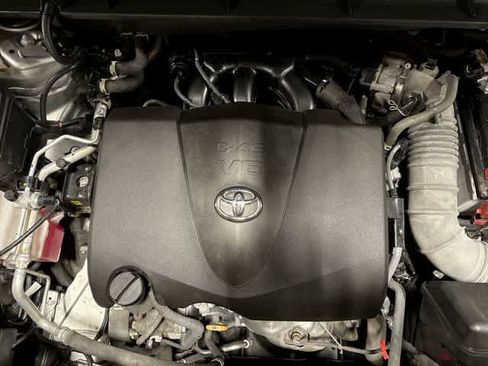 Used 2022 Toyota Highlander XLE AWD/4WD image 12