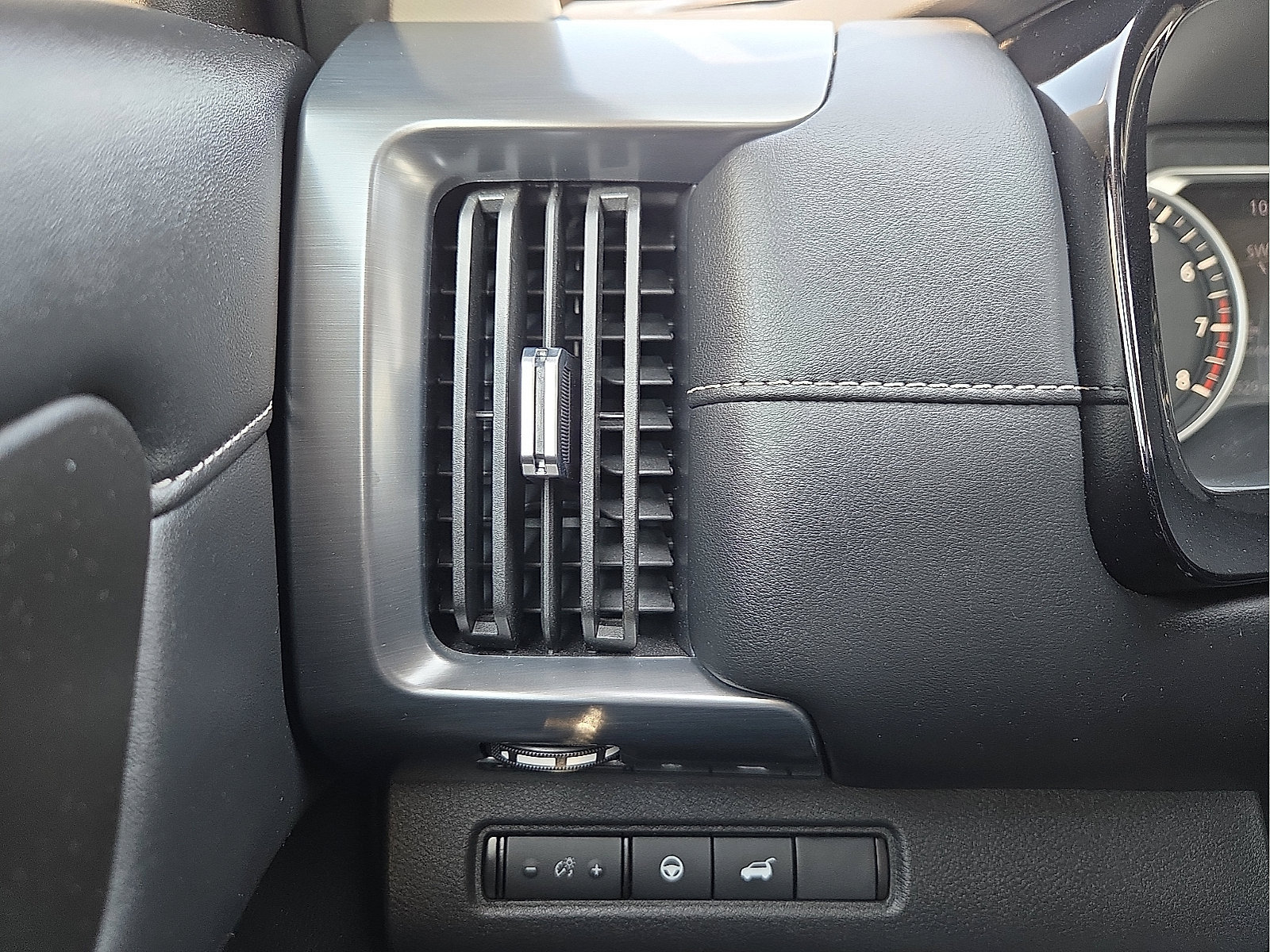 Used 2024 Nissan Pathfinder SL AWD/4WD image 21