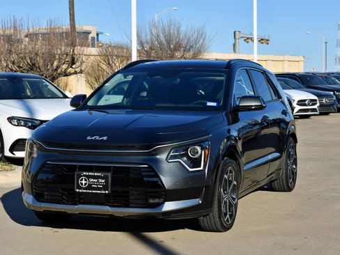 Used 2023 Kia Niro EX Touring image 2