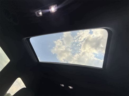 Used 2023 Buick Enclave Essence image 22