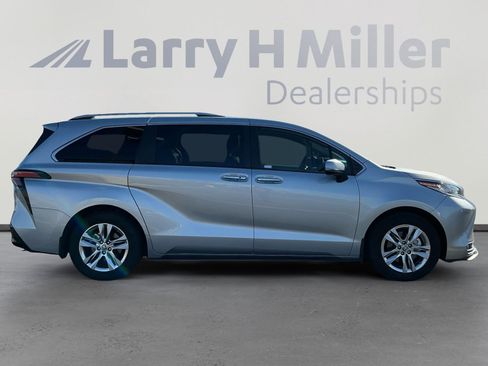 Used 2023 Toyota Sienna Limited image 6