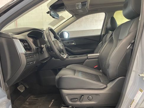 Certified 2024 Nissan Rogue Platinum FWD image 10