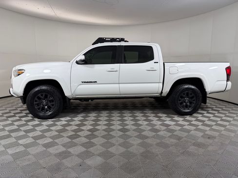 Used 2020 Toyota Tacoma SR5 AWD/4WD image 2