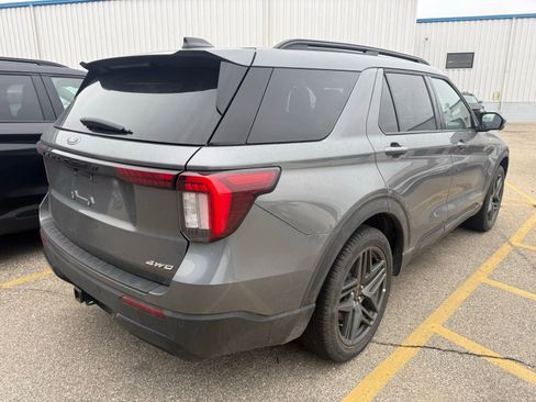 Used 2025 Ford Explorer ST-Line w/ ST-Line Street Pack image 2