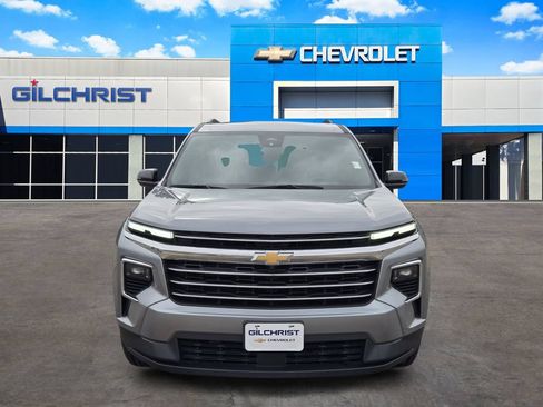 Used 2024 Chevrolet Traverse LT FWD image 2