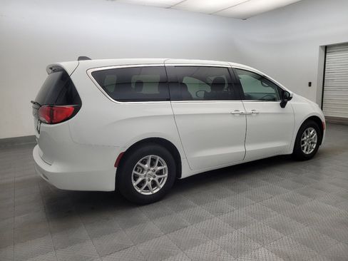 Used 2022 Chrysler Voyager LX FWD image 10