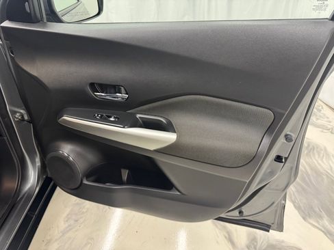 Used 2019 Nissan Kicks SV FWD image 12