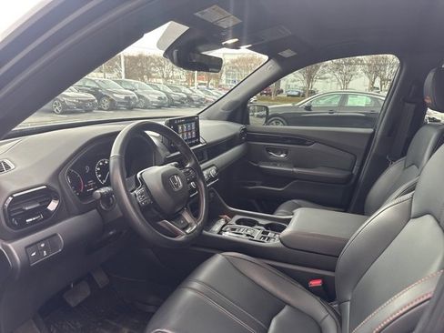 Used 2025 Honda Pilot TrailSport image 3
