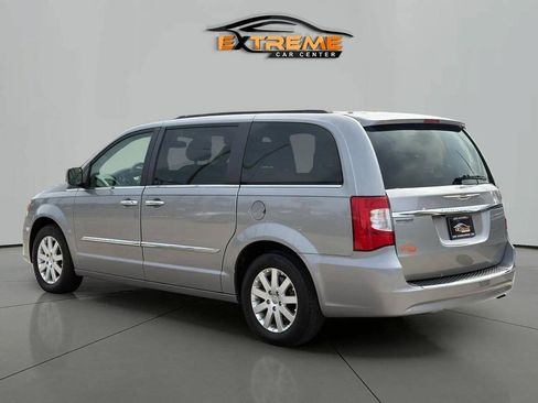 Used 2016 Chrysler Town & Country Touring w/ Driver Convenience Group FWD image 4