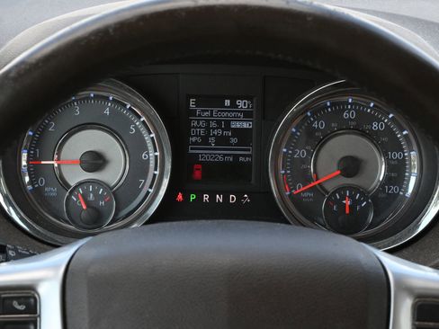 Used 2012 Chrysler Town & Country Touring-L w/ Entertainment Group #2 FWD image 11