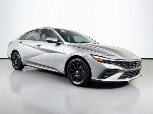 Used 2024 Hyundai Elantra SE FWD image 3
