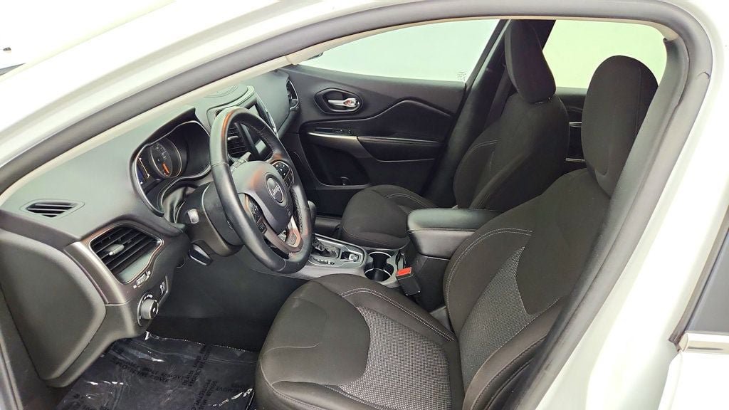 Used 2019 Jeep Cherokee Latitude w/ Cold Weather Group FWD image 19