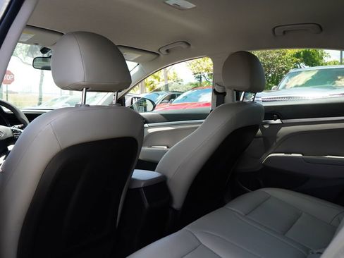 Used 2020 Hyundai Elantra SE FWD image 17