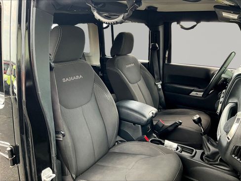 Used 2017 Jeep Wrangler Unlimited Sahara w/ Connectivity Group AWD/4WD image 28