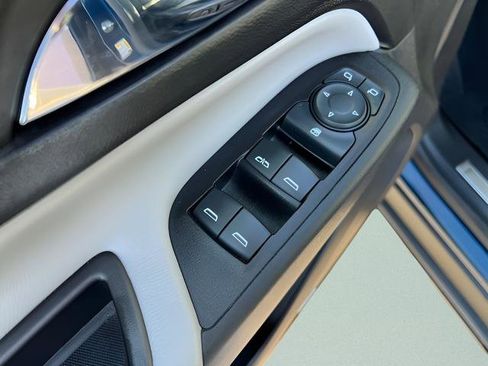 Used 2020 Chevrolet Equinox Premier image 11