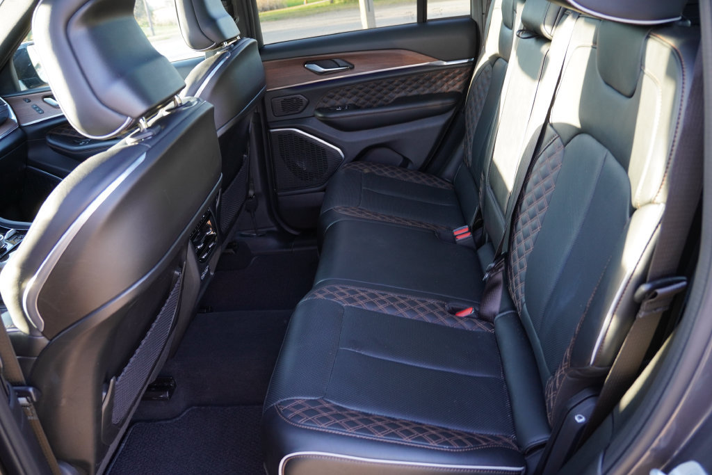Certified 2025 Jeep Grand Cherokee Summit w/ Obsidian Package AWD/4WD image 18