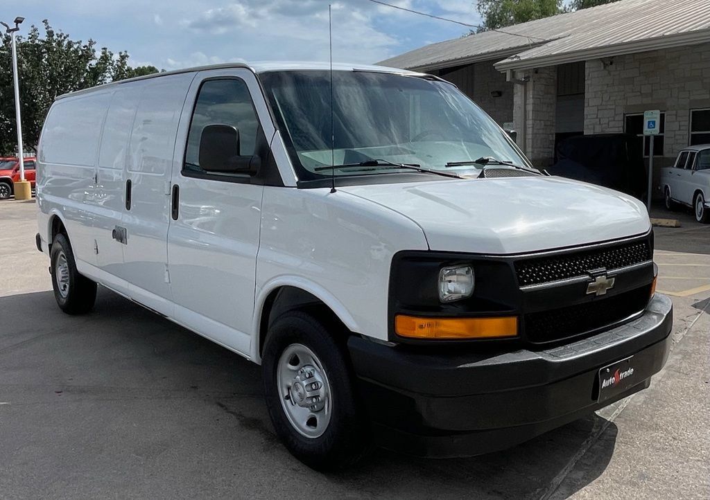 Used 2017 Chevrolet Express 2500 Extended RWD image 2