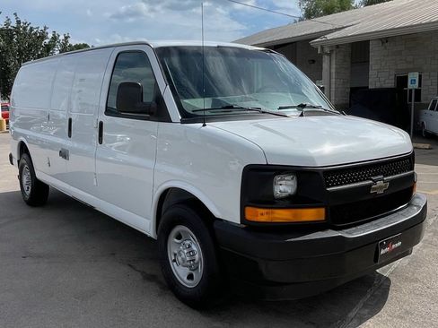 Used 2017 Chevrolet Express 2500 Extended RWD image 2