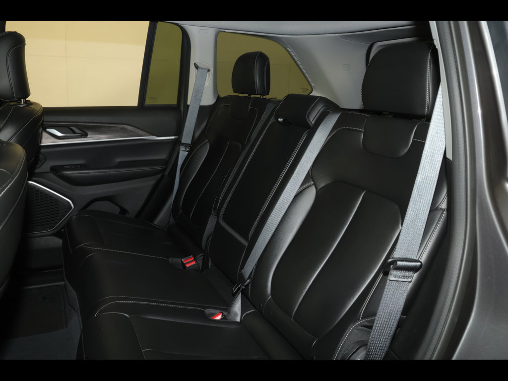 Used 2023 Jeep Grand Cherokee 4WD 4xe image 32