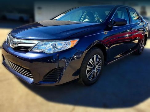 Used 2014 Toyota Camry LE image 2