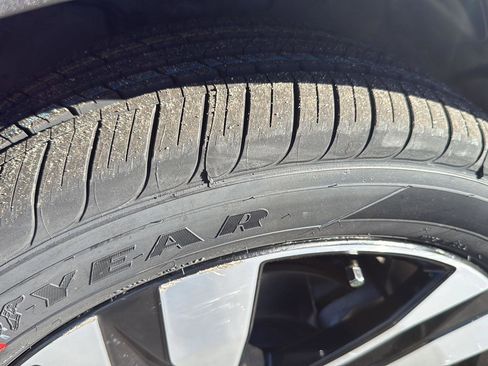 Used 2023 Volvo XC40 B5 Plus w/ Protection Package Premier image 9