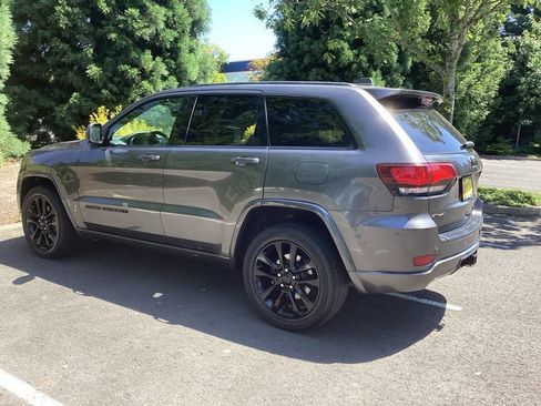 Used 2019 Jeep Grand Cherokee Altitude AWD/4WD image 8