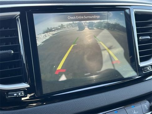 Used 2025 Chrysler Pacifica Select image 24
