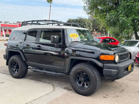 Used 2014 Toyota FJ Cruiser 4WD w/ Upgrade Package image 2