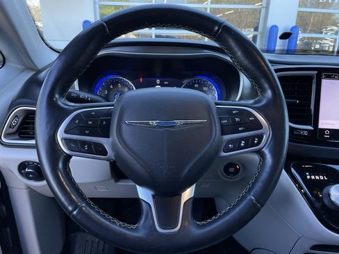 Used 2021 Chrysler Pacifica Touring-L image 15