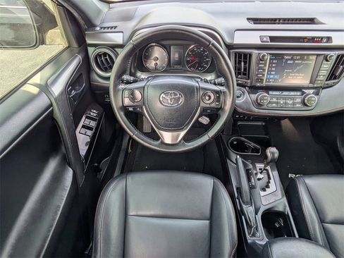 Used 2017 Toyota RAV4 SE image 17