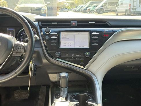 Used 2018 Toyota Camry SE FWD image 13