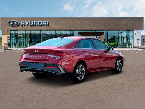 Used 2025 Hyundai Elantra Limited FWD image 7