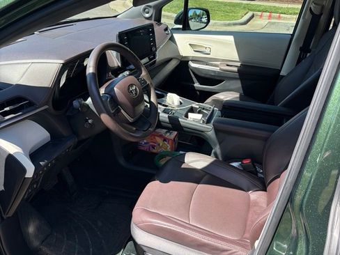 Used 2024 Toyota Sienna Platinum AWD/4WD image 12