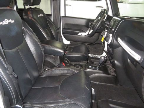 Used 2014 Jeep Wrangler Unlimited Sahara AWD/4WD image 32