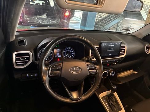 Used 2022 Hyundai Venue Limited w/ Cargo Package FWD image 6