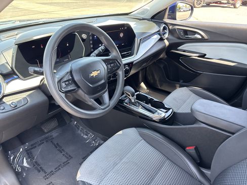 Used 2024 Chevrolet Trax LT FWD image 17