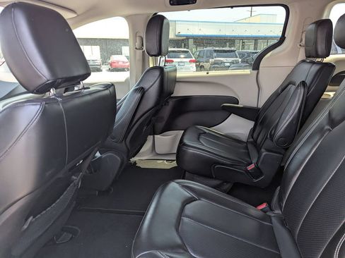 Used 2023 Chrysler Pacifica Touring-L FWD image 30