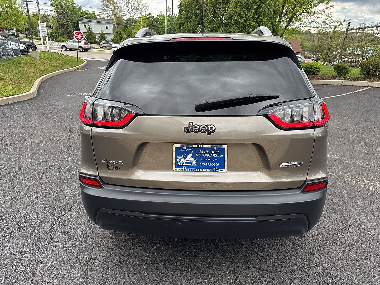 Used 2019 Jeep Cherokee Latitude w/ Cold Weather Group AWD/4WD image 10