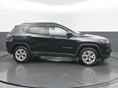 Used 2025 Jeep Compass Latitude AWD/4WD image 7