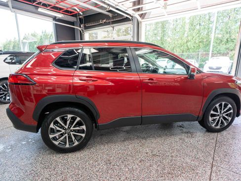 Used 2024 Toyota Corolla Cross XLE FWD image 4