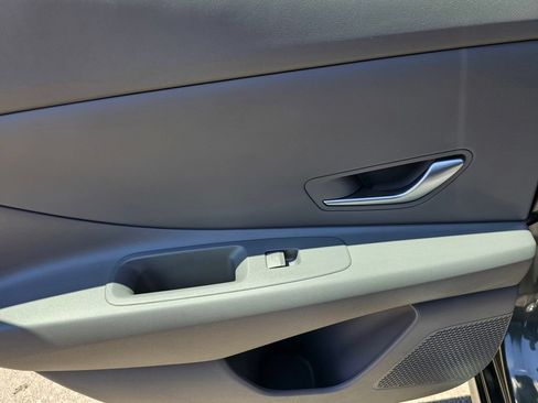 Certified 2025 Hyundai Elantra SE FWD image 19