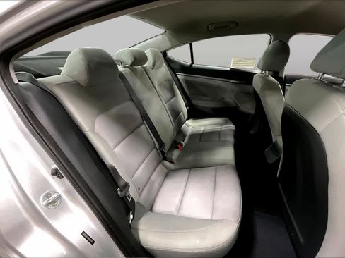 Used 2017 Hyundai Elantra SE FWD image 19