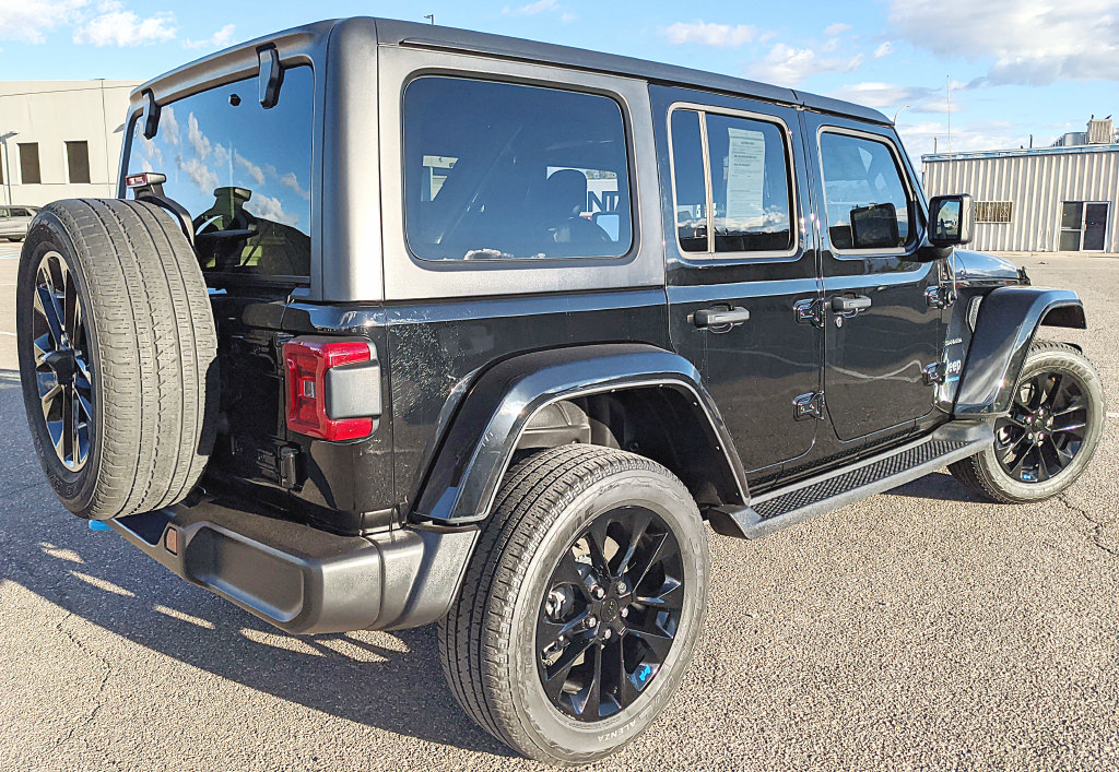 Used 2023 Jeep Wrangler Unlimited Sahara AWD/4WD image 3