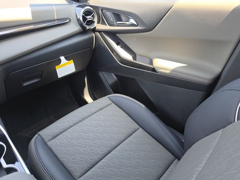 New 2027 Chevrolet Equinox LT w/ Convenience Package II FWD image 21