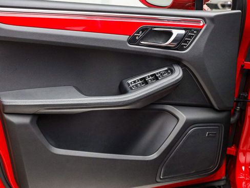 Certified 2025 Porsche Macan image 24