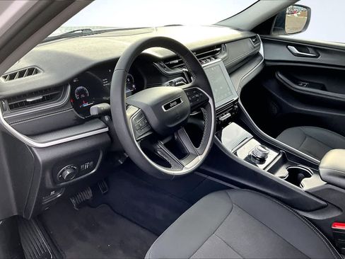 Used 2024 Jeep Grand Cherokee Laredo image 2